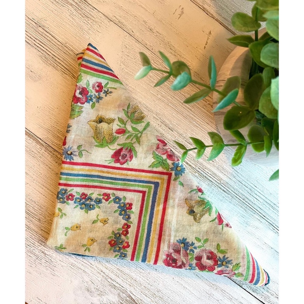 🍍2/$15 Vintage floral handkerchief - Picture 4 of 4